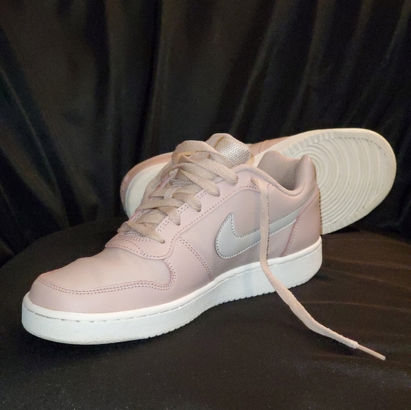 Nike - Picture 4 of 4